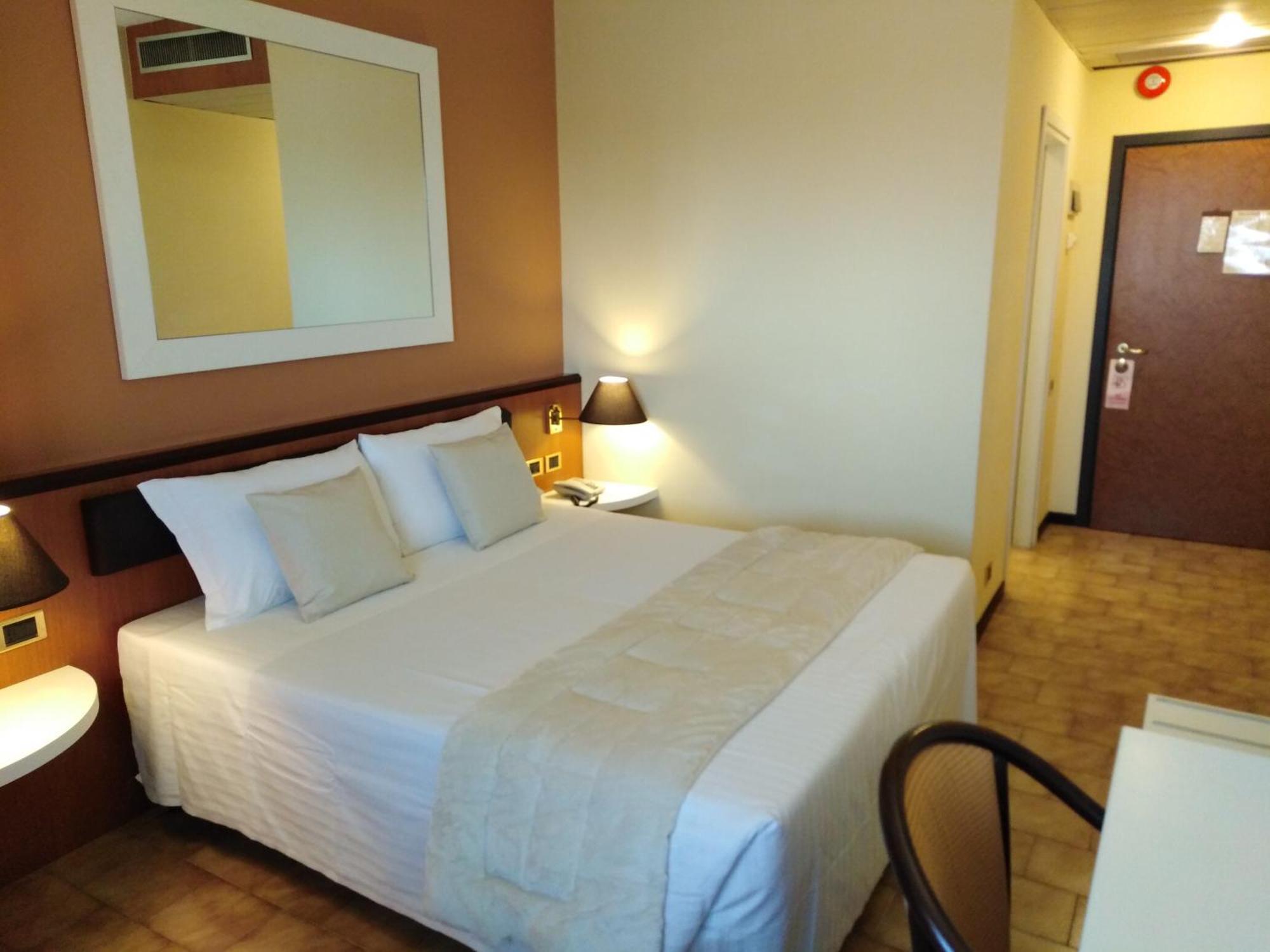 Rhi Porta Bologna Hotel Pieve di Cento Bagian luar foto